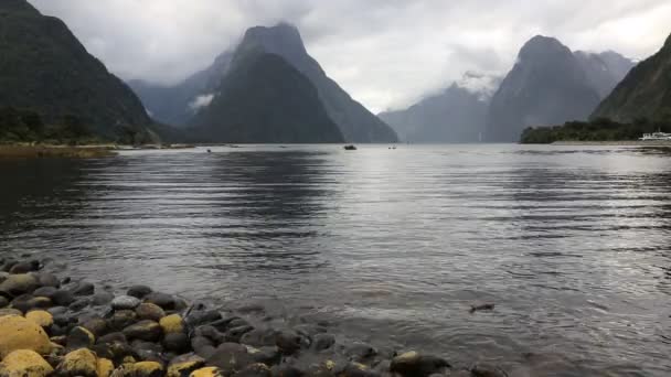 Mitre Peak - Новая Зеландия — стоковое видео