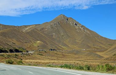 Lindis Pass üzerinde mavi gökyüzü