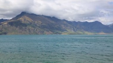 Dağlar ve Wakatipu Gölü