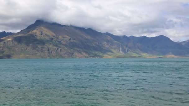 Bergen en Lake Wakatipu — Stockvideo