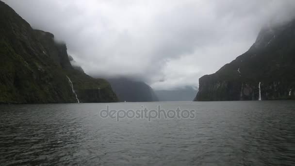 Cachoeiras de Milford Sound — Vídeo de Stock