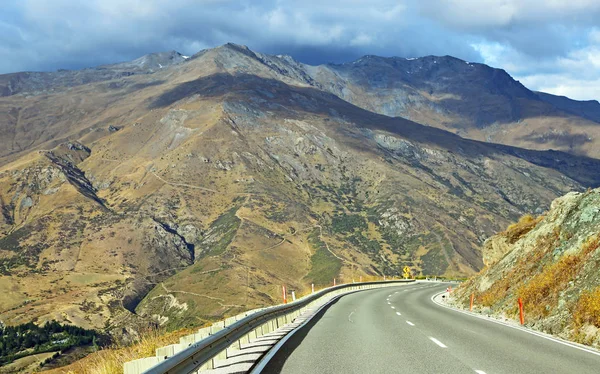 크라운 산맥도로를 운전 — 스톡 사진