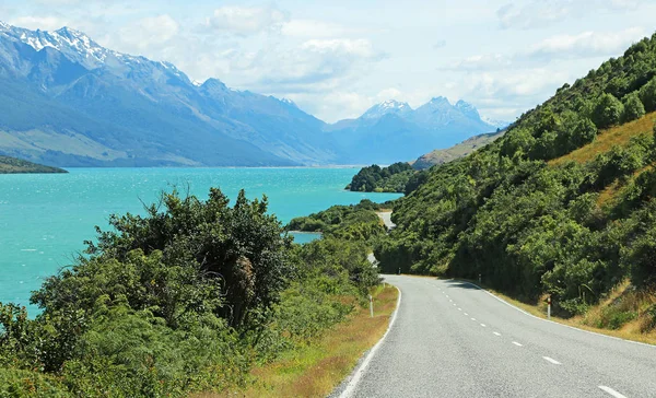 Yolda Wakatipu Gölü