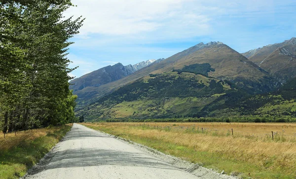 Camino de tierra en las montañas Richardson — Foto de Stock