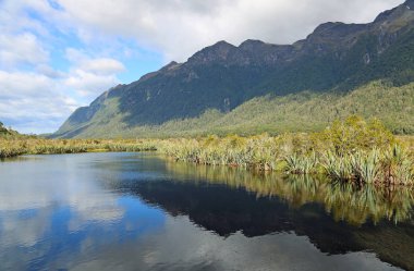 Dağlar ve ayna göl