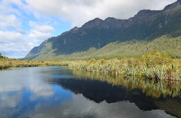 Mountains and Mirror Lake — Stock Photo, Image