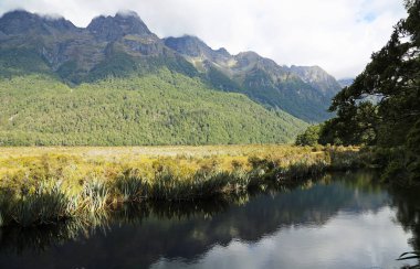 MT Eglinton ayna göl kenarında