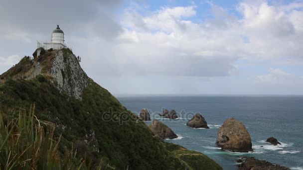 Trail naar Nugget Point-vuurtoren — Stockvideo