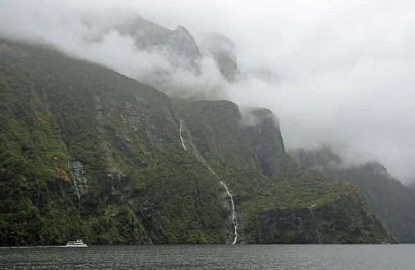 Ett fartyg närmar sig Palisade Falls — Stockfoto