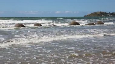 Moeraki Boulders yüksek gelgit içinde