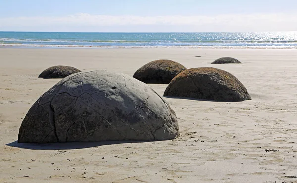 Moeraki Boulders on Pacific — Stock Photo, Image