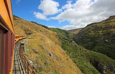 Sarı tren tünel girme