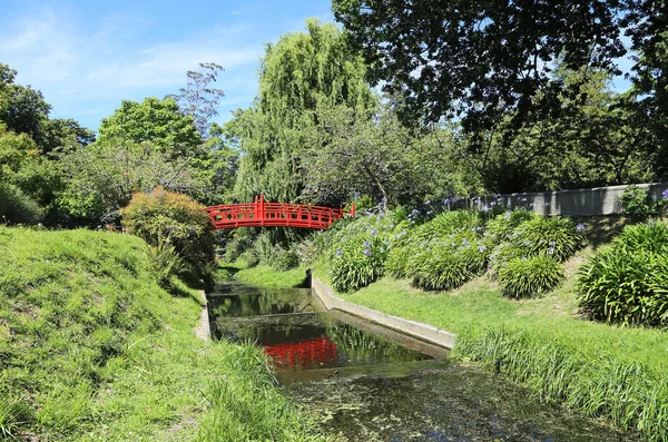 Krajina s Japonci červený most — Stock fotografie