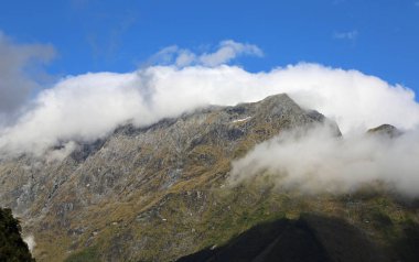 Güney Alpler'in tüysüz bulutların içinde