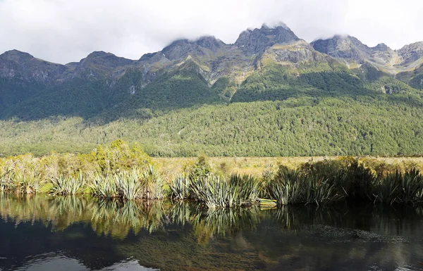 Earl berg på Mirror Lake — Stockfoto