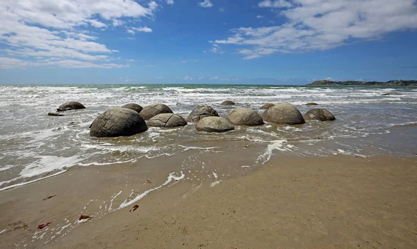 Grupo con Moeraki Boulders — Foto de Stock