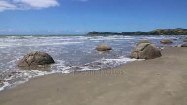 Dalgalar ve Moeraki Boulders