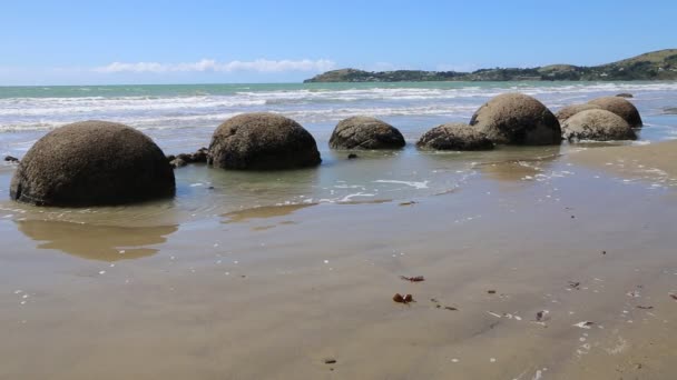 Koekohe Beach - Новая Зеландия — стоковое видео