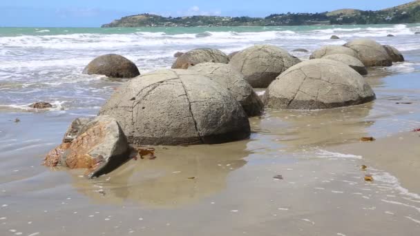 Pedras de Moeraki erodidas — Vídeo de Stock