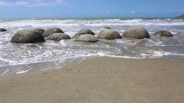 Moeraki Boulders yüksek gelgit içinde