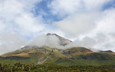  Taranaki - Taranaki etrafında bulutlar / Mt Egmont Milli Parkı, Yeni Zelanda