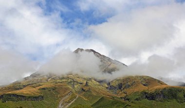 Taranaki krater - Taranaki etrafında bulutlar / Mt Egmont Milli Parkı, Yeni Zelanda