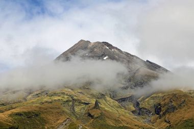 Taranaki krater ve bulutlar - Taranaki'deki / Mt Egmont Milli Parkı, Yeni Zelanda
