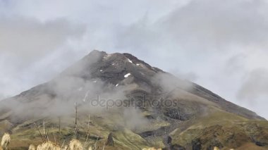 Bulutlar çevresinde bir krater - Taranaki'deki / Mt Egmont Milli Parkı, Yeni Zelanda