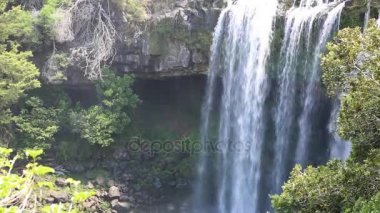 Cliff ve gökkuşağı Falls - Yeni Zelanda