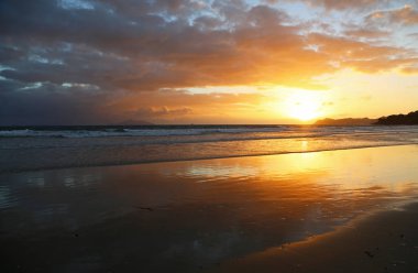 Sunrise yansıma, Waipu Beach, Yeni Zelanda