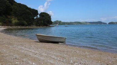 Bir tekne sahilde - Yeni Zelanda