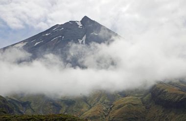 Bulutlar - Taranaki eşarp kraterde MT Egmont / Mt Egmont Np, Yeni Zelanda