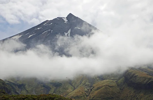 Egmont Κρατήρα Στο Μαντήλι Του Σύννεφα Taranaki Egmont Νέα Ζηλανδία — Φωτογραφία Αρχείου