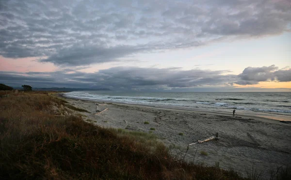 Ensam Fotograf Väntar Sunrise Bay Plenty Nya Zeeland Nordön — Stockfoto