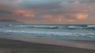 Sunrise bulutlar üzerinde bol Bay - Yeni Zelanda