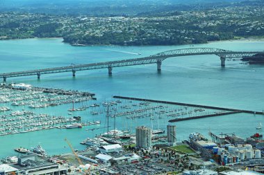 Harbour Bridge - Sky Tower görünümünden - Auckland, Yeni Zelanda
