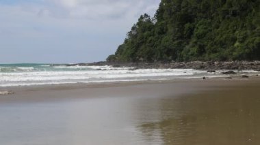 Kayalıklarla Tairua Beach, Yeni Zelanda