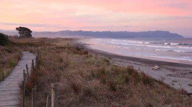 Waihi Beach - Bowentown, Yeni Zelanda üzerinde pembe günbatımı gökyüzü