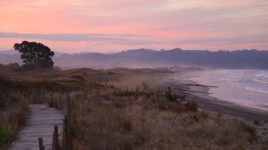 Gün batımı sis Waihi Beach - Bowentown, Yeni Zelanda