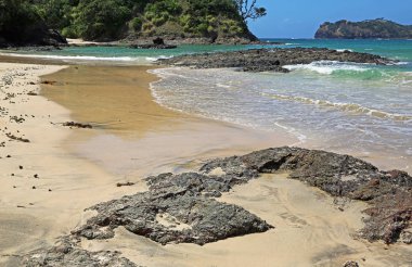 Lav kaya üzerinde Matapouri Beach, Yeni Zelanda