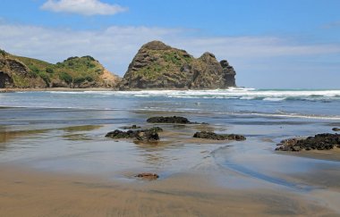 Piha kumsalda - Yeni Zelanda