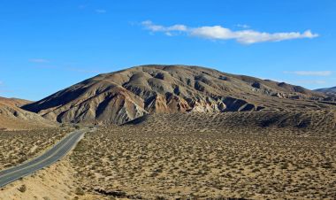 El Paso dağlar ve yolun - Mojave Desert, California