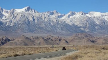 Owens vadide, Sierra Nevada - California bir araba