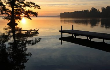 Gün doğumunda bir iskele - Reelfoot Lake State Park, Tennessee'de sabah saati