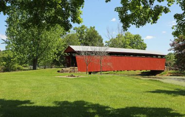 Staats Mill Park 'taki ağacın altında - İstatistik Değirmeni Kapalı Köprüsü, 1887 - Batı Virginia