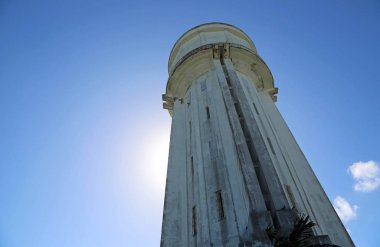 Mavi gökyüzündeki su kulesi - Fort Fincastle, Nassau, Bahamalar