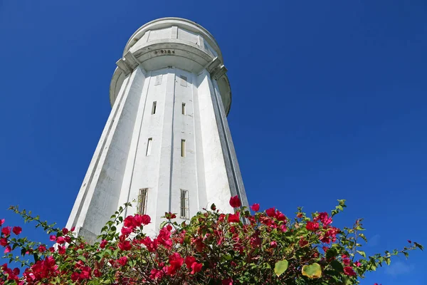 Su kulesi ve çiçekler - Fort Fincastle, Nassau, Bahamalar