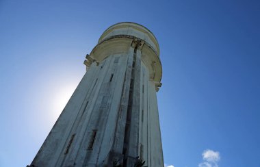 Mavi gökyüzündeki su kulesi - Nassau, Bahamalar