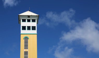 Mavi gökyüzündeki renkli kule - Nassau, Bahamalar
