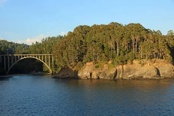 アーチ橋のある風景 ロシアの川の橋 カリフォルニアの太平洋岸 — ストック写真